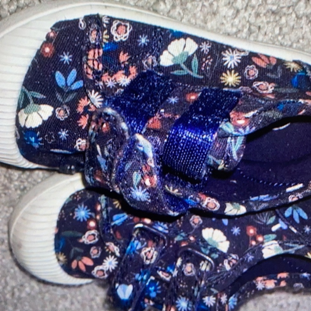Strap floral pattern shoes